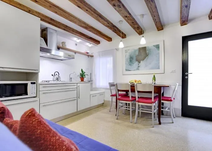 Cozy Up To 4 In Biennale Giardini By Bricola Apartment