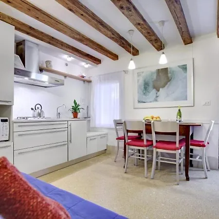 Cozy Up To 4 In Biennale Giardini By Bricola Apartament